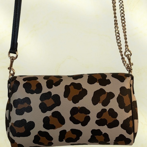 Small Coach purse with gold chain strap​ - Picture 5 of 9